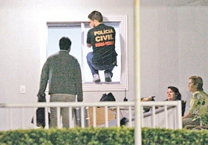 Policiais da Delegacia de Homicdios (DH) de Contagem invadem stio de Bruno em busca de evidncias