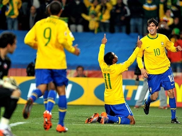 Robinho marcou o terceiro do Brasil: o stimo dele em quatro jogos contra os chilenos