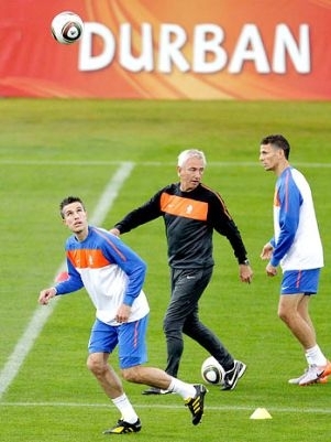 Van Persie treina ao lado do tcnico Bert van Marwijk