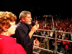 Em imagem de arquivo, Lula participa do �ltimo com�cio da campanha para a reelei��o, em 2008.