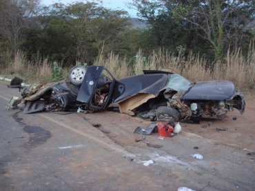 Carro que bateu em mureta de ponte em rodovia baiana ficou destru�do