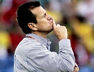Bravo, Dunga p�e a m�o na boca e pede sil�ncio