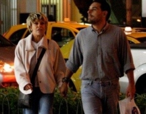 Ana Maria Braga e Marcelo Frisoni passeiam de m�os dadas