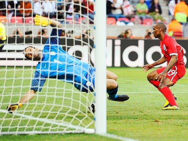 Defoe marcou sobre a Eslovnia e Inglaterra obteve primeira vitria na Copa