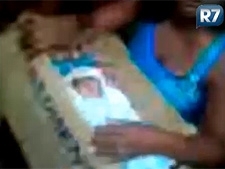 Beb  abandonado em lixeira na Bahia