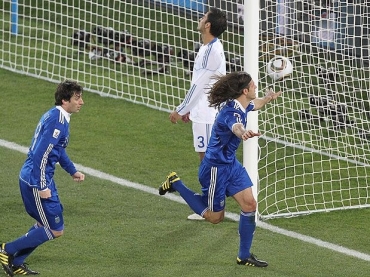 Demichelis abriu o placar para a Argentina, que sofreu para furar a retranca grega