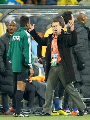 Dunga reclama durante jogo do Brasil