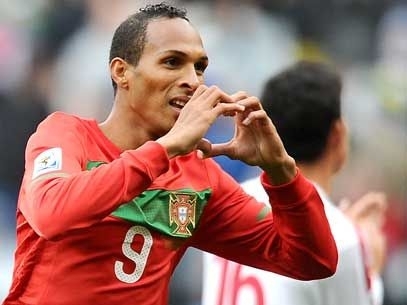 Liedson comemora gol na vit�ria portuguesa por goleada
