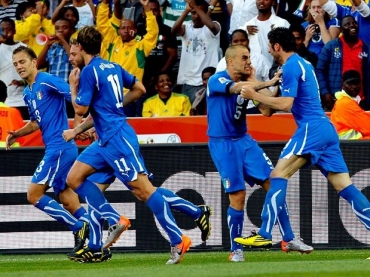 Futebol feio e falhas de Cannavaro s�o as principais cr�ticas dos italianos ao time