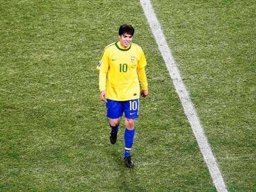 Kak� deixa o campo ap�s ser expulso