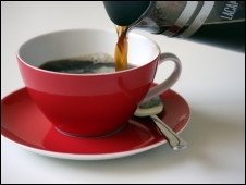 Estudo refora indcios de que tomar caf e ch em moderao no  prejudicial.