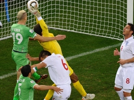 Inglaterra era favorita, mas a Arg�lia chegou a assustar no primeiro tempo e resistiu at� o final do jogo sem tomar gol