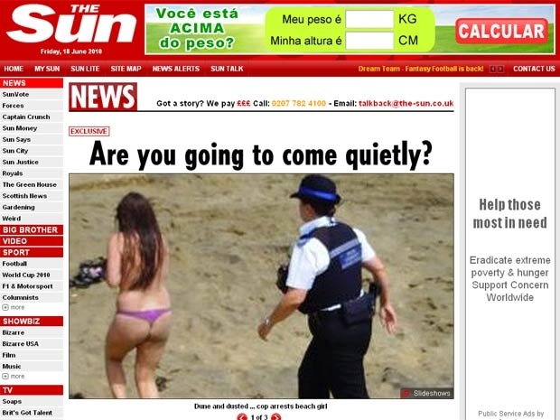 Mulher  acompanhada por um dos seis policiais que interromperam sesso de sexo na praia