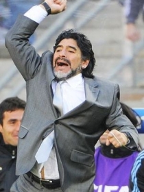 Maradona pede desculpas a Platini, mas n�o repete o gesto com Pel�