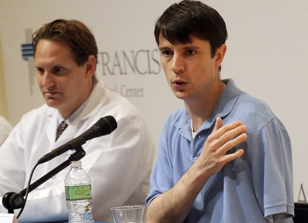 Jonathan Metz conta como perdeu seu brao esquerdo em coletiva no hospital.