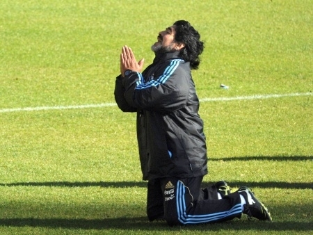 No treino, pediu de joelhos para um reprter tirar uma blusa que considerava feia. Depois, contucou Pel e Platini