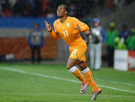 Drogba entrou aos 21 do segundo tempo contra Portugal, com uma prote��o no bra�o direito, operado