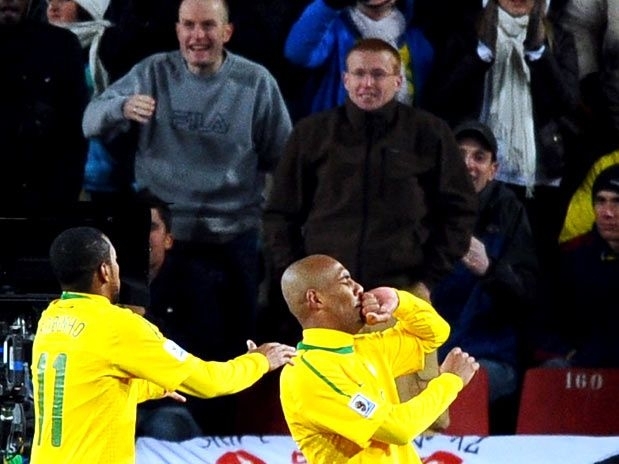 Maicon foi o autor do primeiro gol brasileiro no Mundial