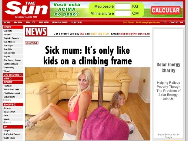 Sarah Burge posa com a filha Poppy, de 7 anos de idade