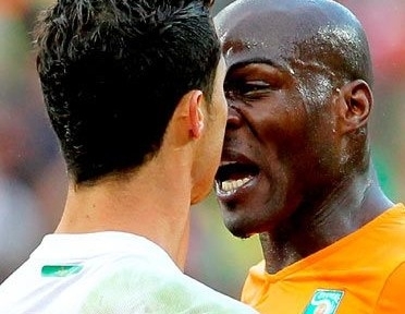 Cristiano Ronaldo foi ca�ado e ainda assim acertou chute na trave