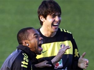 Robinho e Kak se divertem em treino da Seleo, em Joanesburgo.