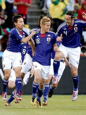 Japoneses abra�am Honda, autor do gol da vit�ria