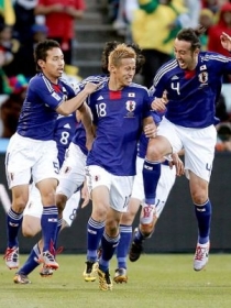 Japoneses abra�am Honda, autor do gol da vit�ria