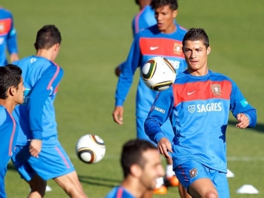 Ronaldo criticou as vuvuzelas e afirmou estar acostumado com a Jabulani, bola oficial da Copa