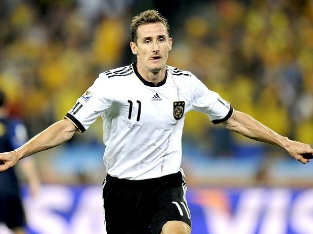 klose precisa marcar mais quatro gols para se igualar Ronaldo e se tornar o maior artilheiro de todas