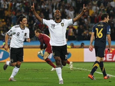 O brasileiro Cacau marca o quarto gol da goleada alem�