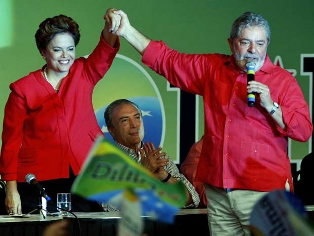 Dilma e Lula d�o as m�os na conven��o do PT, em Bras�lia, observados pelo candidato a vice, Michel Temer.