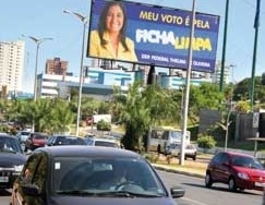 A deputada federal Thelma de Oliveira espalhou outdoors na cidade