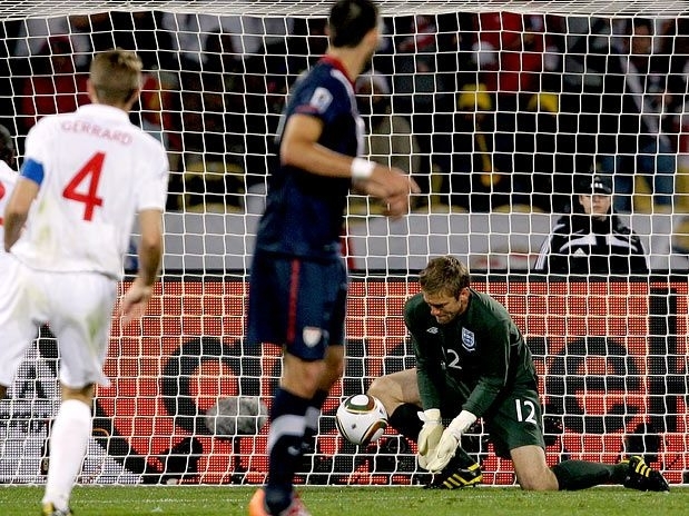 Goleiro Robert Green falhou feio em chute fraco de Dempsey e deixou a bola entrar
