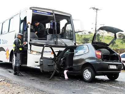 Palio invadiu pista contrria e bateu de frente em nibus