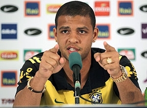 O volante brasileiro Felipe Melo durante entrevista