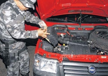 Policial para veculo em uma das cabriteiras, aberta novamente por traficantes que agem na fronteira de MT com a Bolv