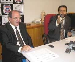 Ontem, delegados concederam coletiva sobre caso, mas no esclareceram relao de agentes com crimes