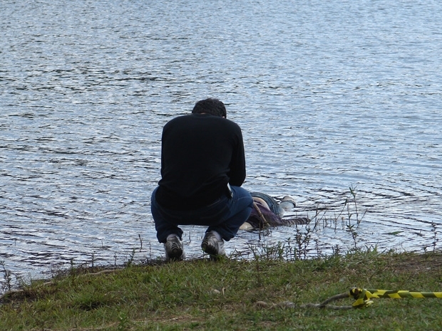 Irmo de Mrcia Nakashima, Mrcio chora ao avistar corpo encontrado em represa de Nazar Paulista na manh desta sexta.