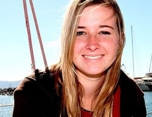 A adolescente Abby Sunderland sorri a bordo de seu veleiro