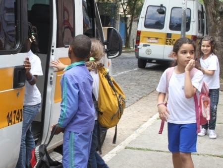 Crianas saem de escola de ensino municipal
