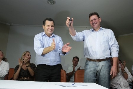 Governador Silval Barbosa faz entrega de chave de nibus escolar para o prefeito de Nova Mutum