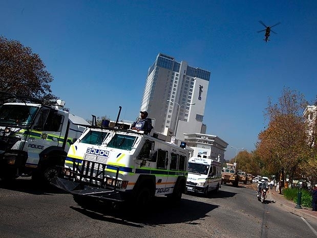 Brasileiros observaro aes da polcia sul-africana visando a segurana da Copa de 2014, que ser sediada no Brasil