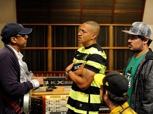 Jorge Ben Jor, Mano Brown, Zegon ( frente, de costas) e Daniel Ganjaman no estdio durante a regravao
