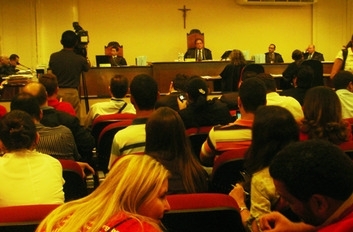 Sesso que marca o afastamento de Stbile e Jacob ficou lotada por pessoas que cobravam um posicionamento