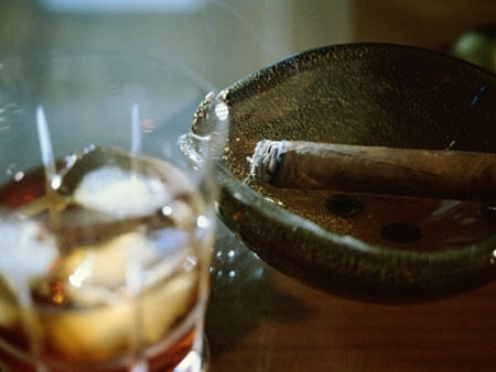 Descoberta pode ajudar em tratamentos contra o vcio, j que descarta a causa puramente social da dobradinha