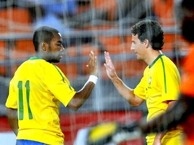Robinho e Lu�s Fabiano celebram goleada brasileira h� uma semana da Copa da �frica do Sul