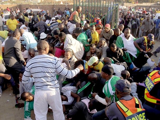 Superlota��o no est�dio causou a confus�o no amistoso entre Nig�ria e Coreia do Norte, que deixou 15 pessoas feridas