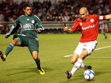 Inter dominou no Beira-Rio e atacou o Palmeiras durante todo o jogo, mas parou em Deola