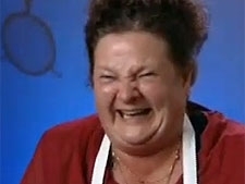 Cozinheira perde o controle e no para de rir