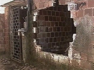 Vizinhos danificaram casa de suspeita